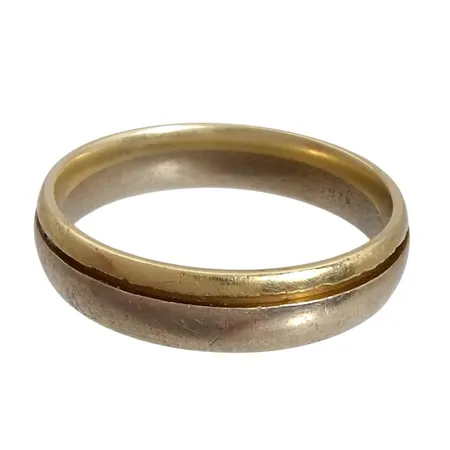 Ring, 9K guld, slitage och gravyr Vikt: 4,8 g