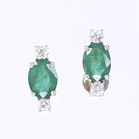 Ett par örhängen med diamanter 4x ca 0,04ct samt gröna stenar troligen smaragder, 12x5mm, omaka snurrebussar, vitguld 14K Vikt: 3,1 g