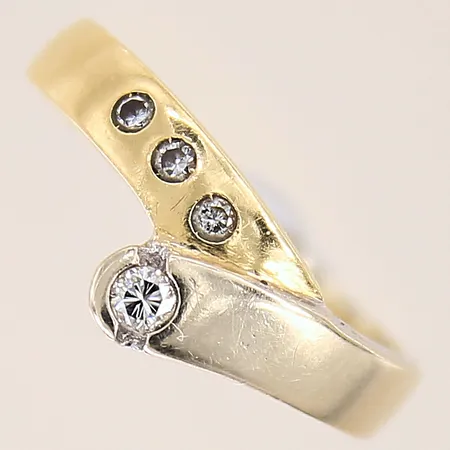 Ring med diamanter 3 x ca 0,01ct, 1 x ca 0,05ct, stl 16¾, bredd 3-8mm, delvis vitguld, 18K  Vikt: 4,3 g
