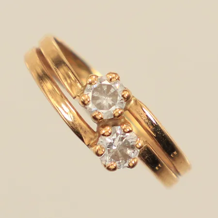 Ring, vita stenar, stl 17½, bredd 3,3-6,6mm, GHA, 18K  Vikt: 1 g