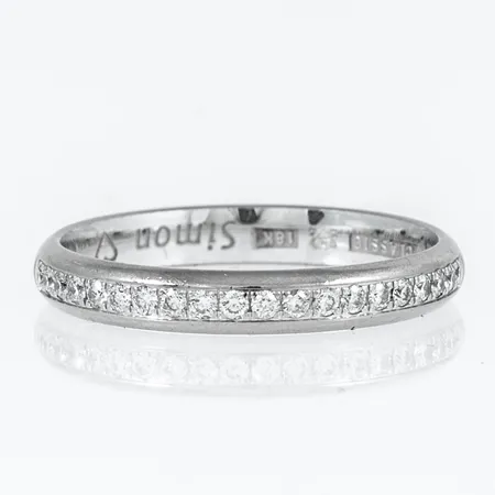 Alliansring i 18K vitguld med 20 x 0,01ct briljantslipade diamanter. Den är i storlek 17½, är 3 mm bred och väger 2,9g. Stenstorlek ingraverad 0,20ct. Stämplad CLASSIC, 18K & kattfot. Gravyr.