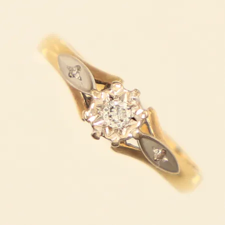 Ring, diamant ca0,05ct, stl 17¾, bredd 2,2-5,2mm, gravyr, engelska stämplar, 18K  Vikt: 2,6 g