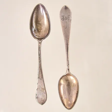 Teskedar, två stycken, längd 12,5cm, gravyr, silver 813H/1000 Vikt: 32,9 g