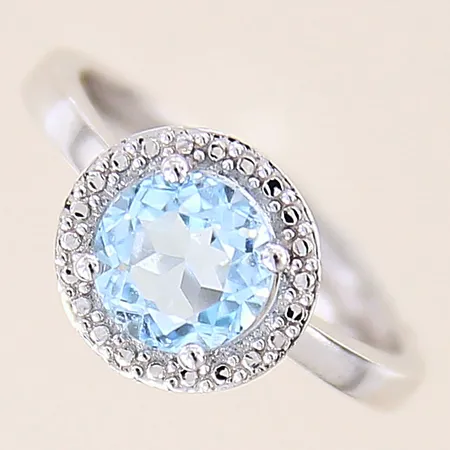 Ring med blå sten, troligen akvamarin, stl 14¾, bredd 2-9mm, vitguld, 18K  Vikt: 2,5 g