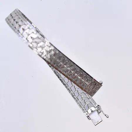 Armband, längd 18,5 cm, bredd 10 mm, silver 830/1000. Vikt: 21,9 g