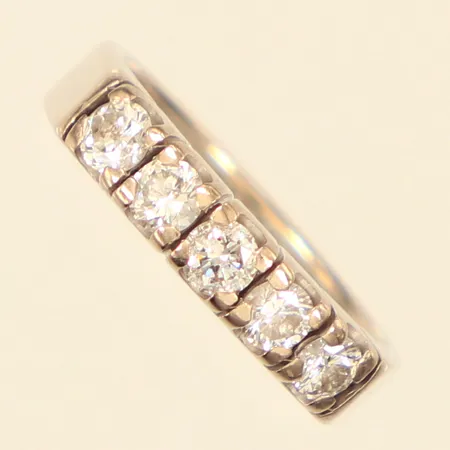 Ring, diamanter 5xca0,10ct enligt gravyr, stl 15¼, bredd 3,6mm, gravyr, vitguld, 18K Vikt: 4,4 g