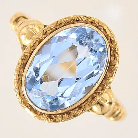 Ring med blå sten, stl: 17¾, bredd: 1,5-14,5mm, små nagg på sten, 18K  Vikt: 3,5 g