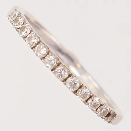 Ring med briljantslipade diamanter 10 x ca 0,03ct, stl: 18¼, bredd 2mm, en diamant saknas, vitguld 18K.  Vikt: 2,8 g