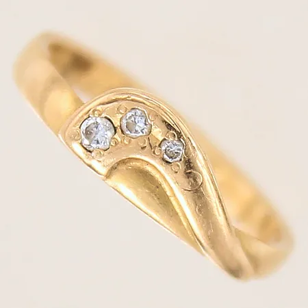 Ring med vita stenar, stl: 15½, bredd: 2,2-5,4mm, gravyr, 18K  Vikt: 2,1 g