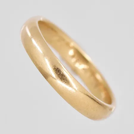 Ring, stl 17, bredd 3,5mm, graverad, 18K  Vikt: 3,8 g