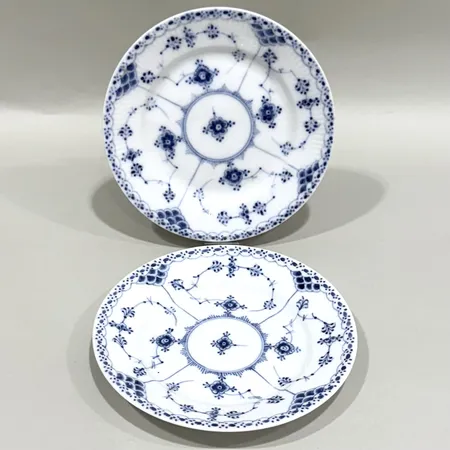 Assietter, två stycken, Musselmalet, halvblond, Royal Copenhagen, numrerad: 575, Ø15,5mm, porslin, bruksslitage, ena med smärre nagg  Skickas med paket.