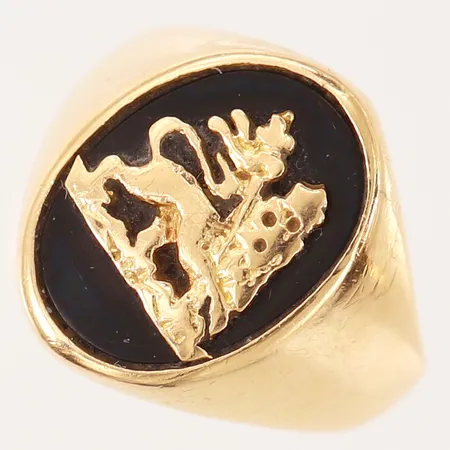 Klackring med svart sten samt dekor, stl: 19, bredd 4,5-18,5mm, 18K.  Vikt: 12,3 g