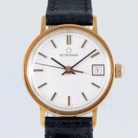 Damur Eterna i 18K guld med läderband. Boett Ø 22 mm med minnesgravyr. Quartz- går ej- batteribyte krävs?