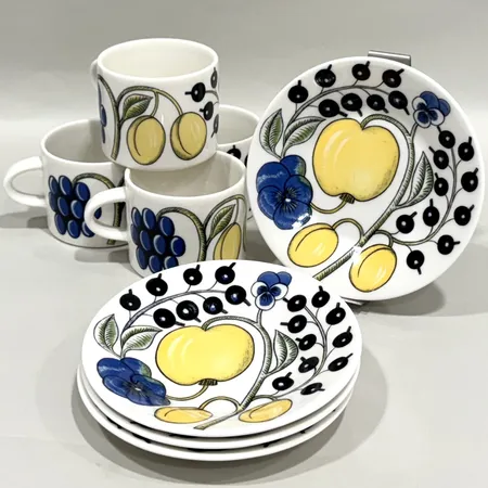 Kaffekoppar med fat, fyra stycken, Birger Kaipiainen för Arabia, Finland, Paratiisi, höjd på kaffekopparna ca 10cm, diameter på kopparna ca Ø7,5cm, diameter på faten Ø14cm, porslin, lätt bruksslitage Skickas med postpaket.