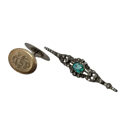Diverse silversmycken, 2 delar, Brosch (en sten saknas), längd 52 mm, manschettknapp med gravyr Vikt: 8 g