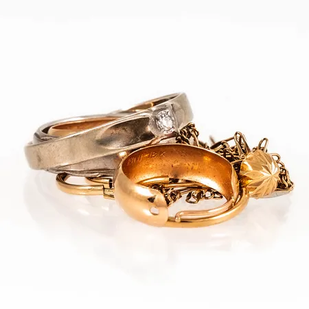 Diverse defekt/graverat guld i 18K. Vikt: 6,9g. 