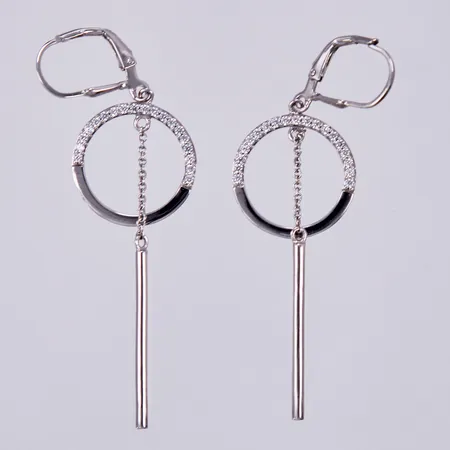 Ett par örhängen med vita stenar, längd: ca 5,5cm, Ø ca17mm, 925/1000 silver Vikt: 4,3 g