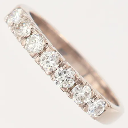 Ring med briljantslipade diamanter 7 x ca 0,10ct, totalt 0,70ctv enligt gravyr, stl: 18¾, bredd 3mm, behov av omrodiering, vitguld 18K.  Vikt: 4 g