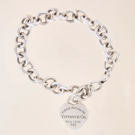 Armband, Tiffany & Co "Heart Tag Charm Bracelet", längd: 19,5cm, bredd: 10-20,7mm, etui, silver 925/1000 Vikt: 33,5 g