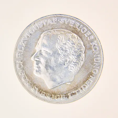 Minnesmynt, Ø34mm, Sveriges Konung Carl XVI Gustaf, För Sverige i tiden, ändrad successionsordning, år 1980, nominellt värde 200kr, plastetui med skador, silver 925/1000 Vikt: 27 g
