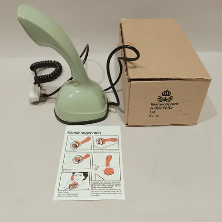 Telefon (analog), Ericofon "Kobra" tillverkad av LM Ericsson, höjd ca 21cm, ljusgrön, bruksanvisning, kartong 
