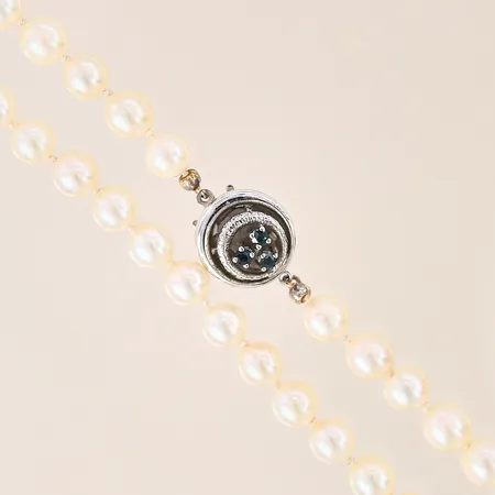Pärlcollier med odlade sötvattenspärlor, lås i silver med troligen syntetiska safirer, längd: 74cm, bredd: 6,7-14mm, silver 925/1000, bruttovikt: 43,6g Vikt: 43,6 g