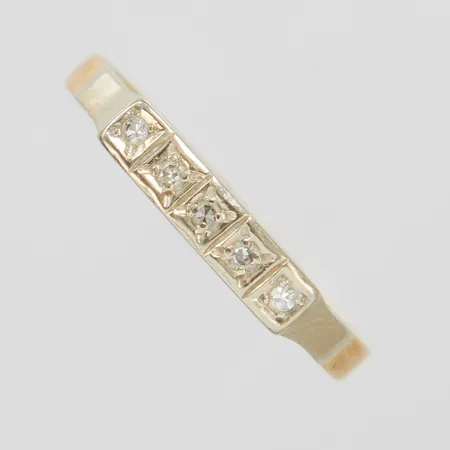 Ring, diamanter 5xca0,015ct, Ø18¼, bredd:2-3mm, vitguld/rödguld, smärre skador i skenan, 18K Vikt: 2,2 g