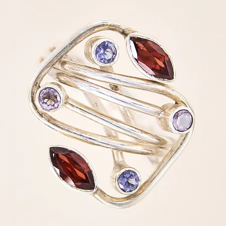 Ring med röda samt gråa stenar, stl 18½, bredd 5-23mm, stenar med mindre nagg, silver 925/1000 Vikt: 8,2 g