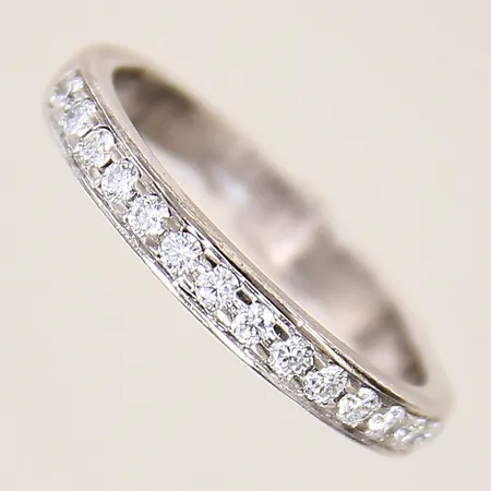 Ring med briljantslipade diamanter, 15x0,02ct, stl: 17¾, bredd: 2,9mm, vitguld, 18K  Vikt: 3,9 g