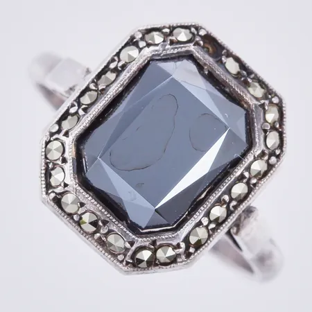 Ring med onyx och markasiter, stl: 17½, bredd: ca 2-14mm, 830/1000, silver Vikt: 3,6 g