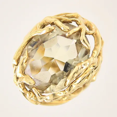 Ring med gul sten, stl 19, bredd 2-26mm, sten med nagg, något skev skena, 18K  Vikt: 15,6 g