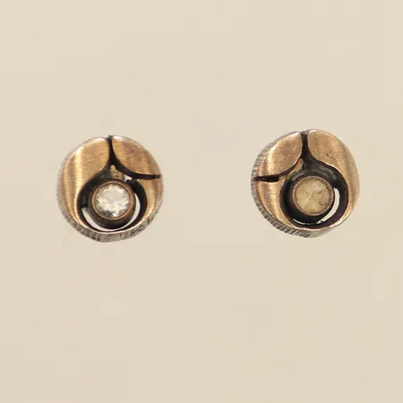 Ett par örhängen med bergskristall, Ø8mm, Finnfeeling, Karl Laine, Finland, skeva stfit, 925/1000 silver Vikt: 1,8 g