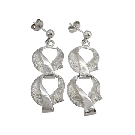 Örhängen, ett par, silver 925/1000, delvis strukturmönstrad dekor, längd 44 mm, bredd 14 mm, en plopp utbytt, fint skick  Vikt: 6 g