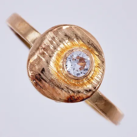 Ring med bergkristall, Sten & Laine, stl: 15¼, bredd: ca 2-8mm, 18K Vikt: 1,5 g