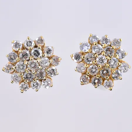 Ett par örhängen med diamanter 38x0,05ct, stl 11x13 mm, 14K. Vikt: 5,3 g
