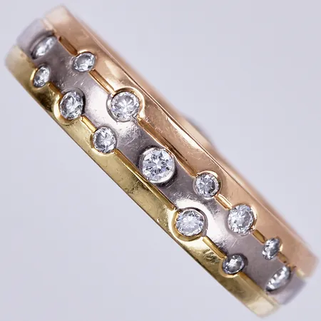 Ring med 13 diamanter totalt ca0,20ctv, bredd: ca 4mm, graverad, 18K  Vikt: 5,3 g