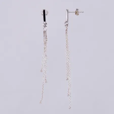 Ett par örhängen med vita stenar, längd: ca 7,5cm, bredd: ca 2mm, 925/1000 silver Vikt: 2,3 g