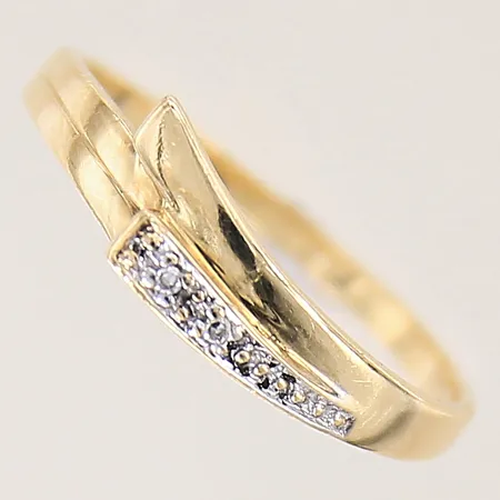 Ring med diamanter 2 x ca 0,005ct, stl 17½, bredd 1,5-5,5mm, GHA, skev skena, 18K  Vikt: 2,2 g
