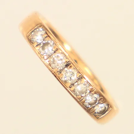 Ring, diamanter 7xca0,04ct, stl 15¼, bredd 3,5mm, gravyr, 18K Vikt: 3,7 g
