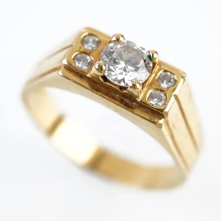 Ring m vita stenar, stl 22(68), bredd 8mm, 21k Vikt: 10,2 g