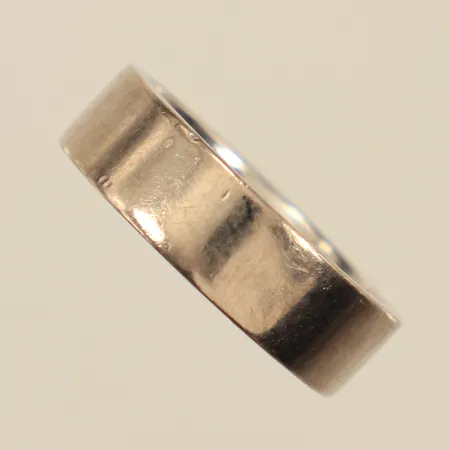 Ring, stl 17¾, bredd 6,2mm, vitguld, 18K  Vikt: 10,3 g