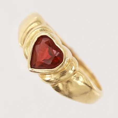 Ring med hjärtformad röd sten, stl: 14¾, bredd 2-6,5mm, 14K.  Vikt: 1,5 g