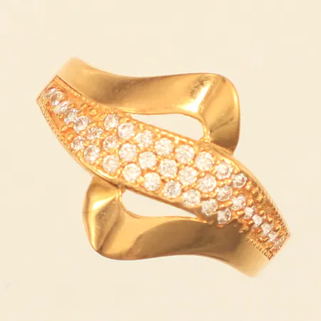 Ring, vita stenar, stl 17¼, bredd 1,8-14,3mm, 21K  Vikt: 2,2 g