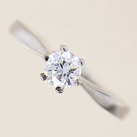 Ring med diamant 0,35ct enligt gravyr, kvalitet ca W(H)/SI, stl 16¾, bredd 2-5mm, vitguld, svensk importstämpel, 18K  Vikt: 1,7 g