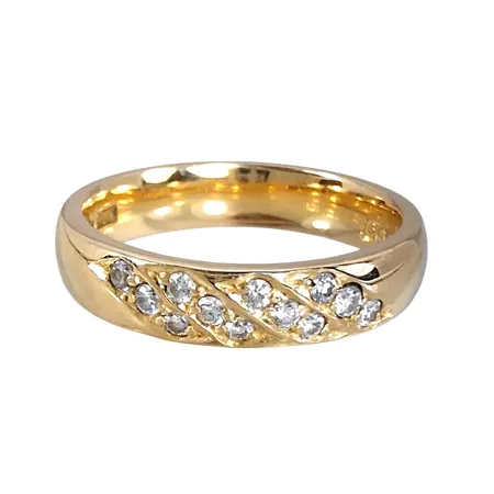 Diamantring, 18K guld, Diamanter 12 x 0,01ct, Guldsmed Björn Nilsson AB (GBON), Kristianstad, Ø16¼ mm, bredd 4 mm, fint skick, borttag av gravyr ingår Vikt: 5,2 g