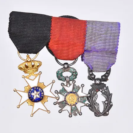 Medaljer, miniatyr nordstjärnan, franska hederslegionen och Akademiska palmen, längd 40 mm, bredd 42 mm, 18K/silver. Bruttovikt 8,9g. 18K ca 2,8g.
