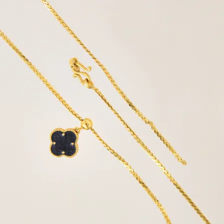 Collier med integrerat hänge med svart sten, defekt/av, OBS! Ej märkesdesign!, 23K  Vikt: 3,8 g