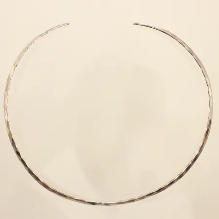 Stelt collier, hamrad dekor, längd ca 34cm, silver 925/1000 Vikt: 16,3 g