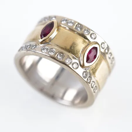Ring m diamanter och röda stenar, stl 17½(55), bredd 11mm, 18k, 1 sten saknas Vikt: 18,1 g