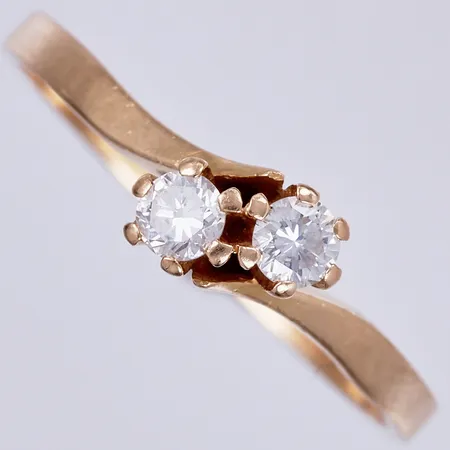 Ring med diamanter ca 2x0,11ct, stl: 18, bredd: ca 1-4mm, 18K  Vikt: 2,2 g